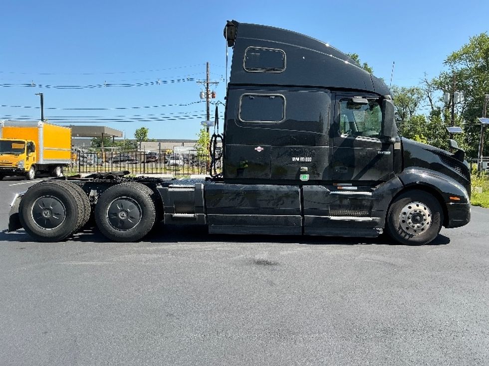 Sleeper Tractor-Heavy Duty Tractors-Volvo-2024-VNL64860-South Plainfield-NJ-519,101\n\t\tmiles-$ 94,750 - Image 8