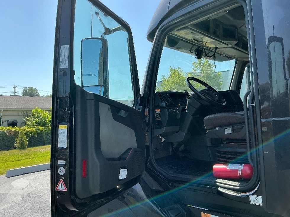 Sleeper Tractor-Heavy Duty Tractors-Volvo-2024-VNL64860-South Plainfield-NJ-519,101\n\t\tmiles-$ 94,750 - Image 9