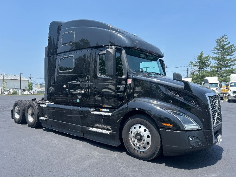 Sleeper Tractor-Heavy Duty Tractors-Volvo-2024-VNL64860-South Plainfield-NJ-537,155\n\t\tmiles-$ 92,750 - Image 1