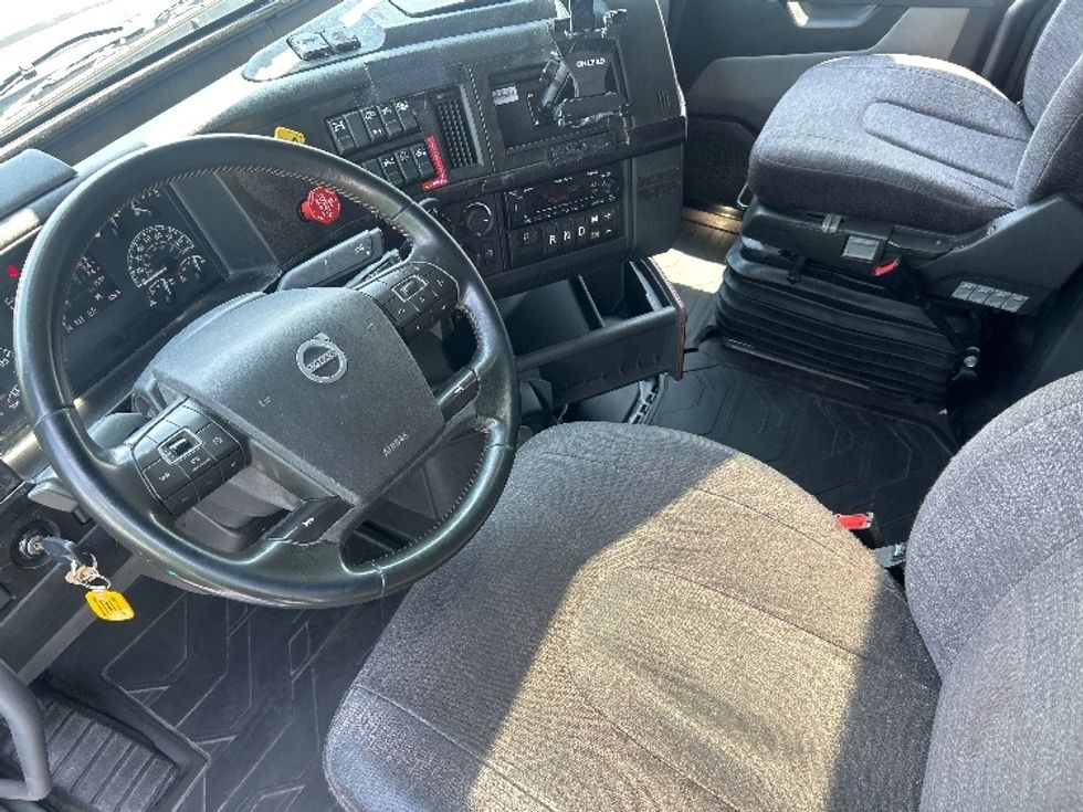 Sleeper Tractor-Heavy Duty Tractors-Volvo-2024-VNL64860-South Plainfield-NJ-537,155\n\t\tmiles-$ 92,750 - Image 10