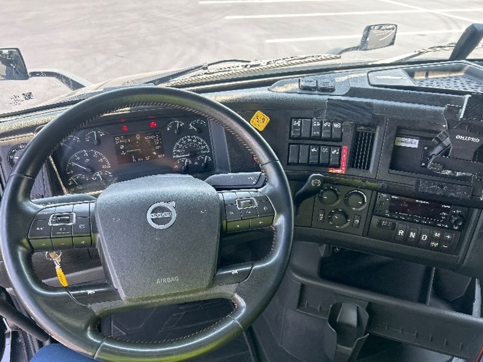Sleeper Tractor-Heavy Duty Tractors-Volvo-2024-VNL64860-South Plainfield-NJ-537,155\n\t\tmiles-$ 92,750 - Image 11