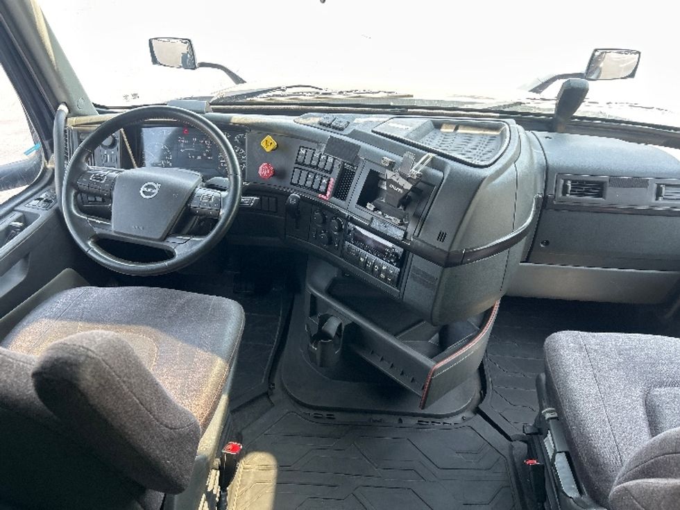 Sleeper Tractor-Heavy Duty Tractors-Volvo-2024-VNL64860-South Plainfield-NJ-537,155\n\t\tmiles-$ 92,750 - Image 12