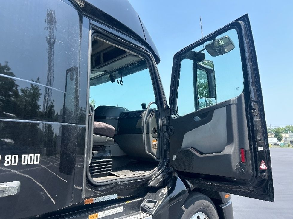 Sleeper Tractor-Heavy Duty Tractors-Volvo-2024-VNL64860-South Plainfield-NJ-537,155\n\t\tmiles-$ 92,750 - Image 13