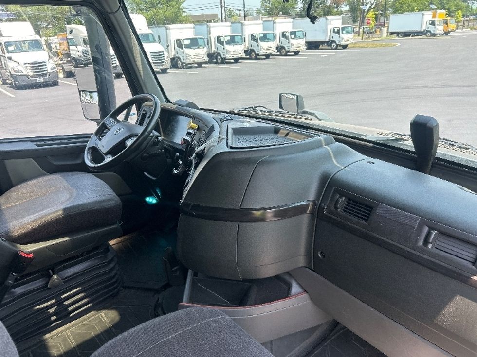Sleeper Tractor-Heavy Duty Tractors-Volvo-2024-VNL64860-South Plainfield-NJ-537,155\n\t\tmiles-$ 92,750 - Image 15