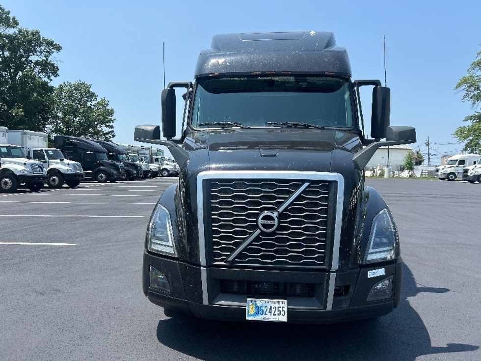 Sleeper Tractor-Heavy Duty Tractors-Volvo-2024-VNL64860-South Plainfield-NJ-537,155\n\t\tmiles-$ 92,750 - Image 2