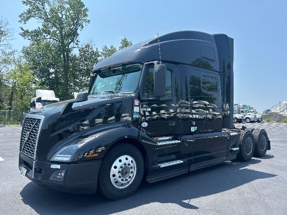 Sleeper Tractor-Heavy Duty Tractors-Volvo-2024-VNL64860-South Plainfield-NJ-537,155\n\t\tmiles-$ 92,750 - Image 3
