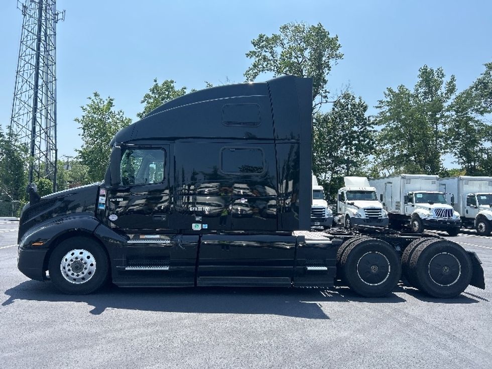Sleeper Tractor-Heavy Duty Tractors-Volvo-2024-VNL64860-South Plainfield-NJ-537,155\n\t\tmiles-$ 92,750 - Image 4
