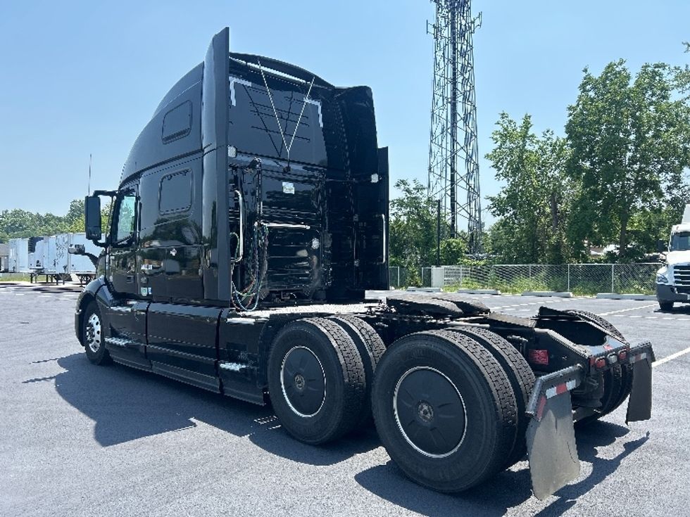 Sleeper Tractor-Heavy Duty Tractors-Volvo-2024-VNL64860-South Plainfield-NJ-537,155\n\t\tmiles-$ 92,750 - Image 5