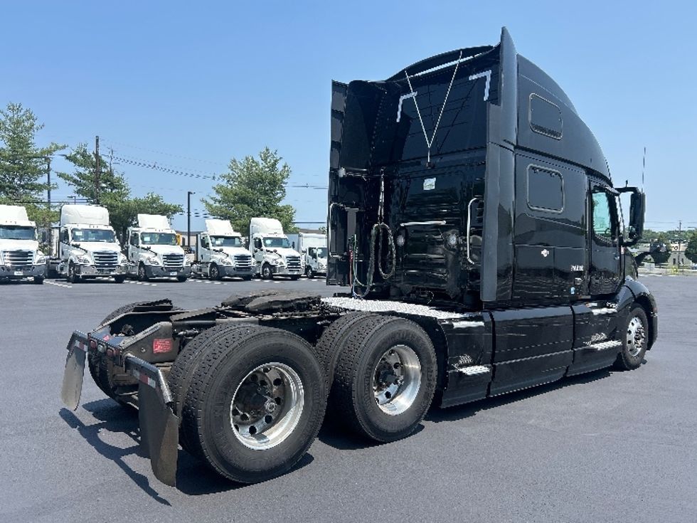 Sleeper Tractor-Heavy Duty Tractors-Volvo-2024-VNL64860-South Plainfield-NJ-537,155\n\t\tmiles-$ 92,750 - Image 7