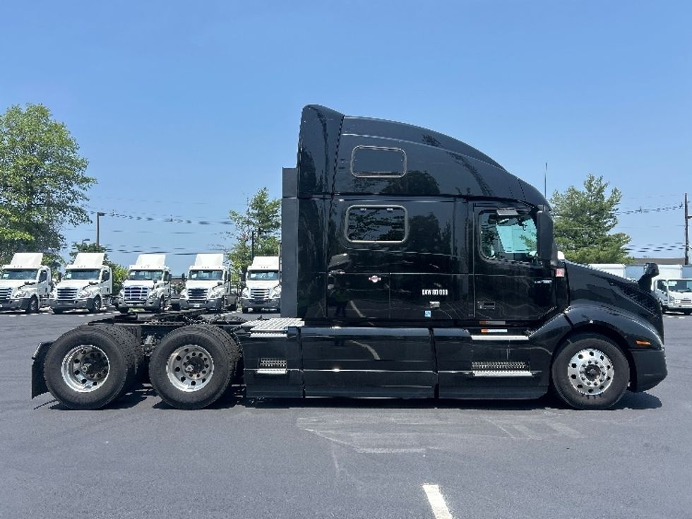 Sleeper Tractor-Heavy Duty Tractors-Volvo-2024-VNL64860-South Plainfield-NJ-537,155\n\t\tmiles-$ 92,750 - Image 8