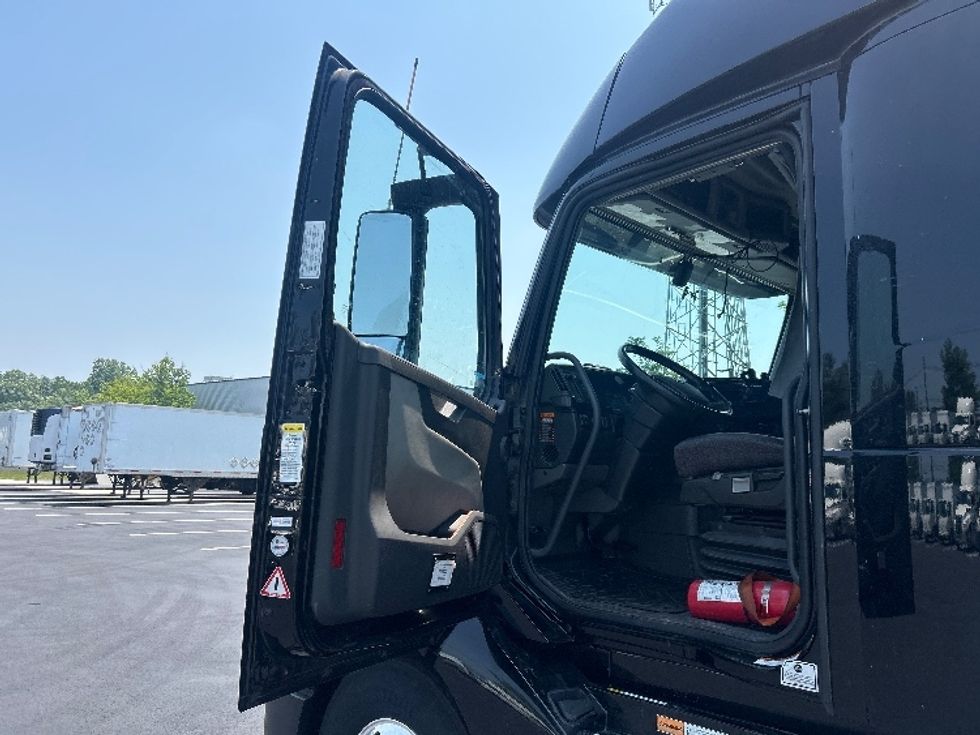 Sleeper Tractor-Heavy Duty Tractors-Volvo-2024-VNL64860-South Plainfield-NJ-537,155\n\t\tmiles-$ 92,750 - Image 9
