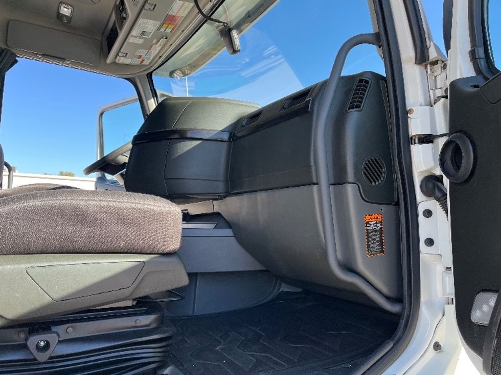 Sleeper Tractor-Heavy Duty Tractors-Volvo-2024-VNL64860-Tampa-FL-514,447\n\t\tmiles-$ 89,500 - Image 13