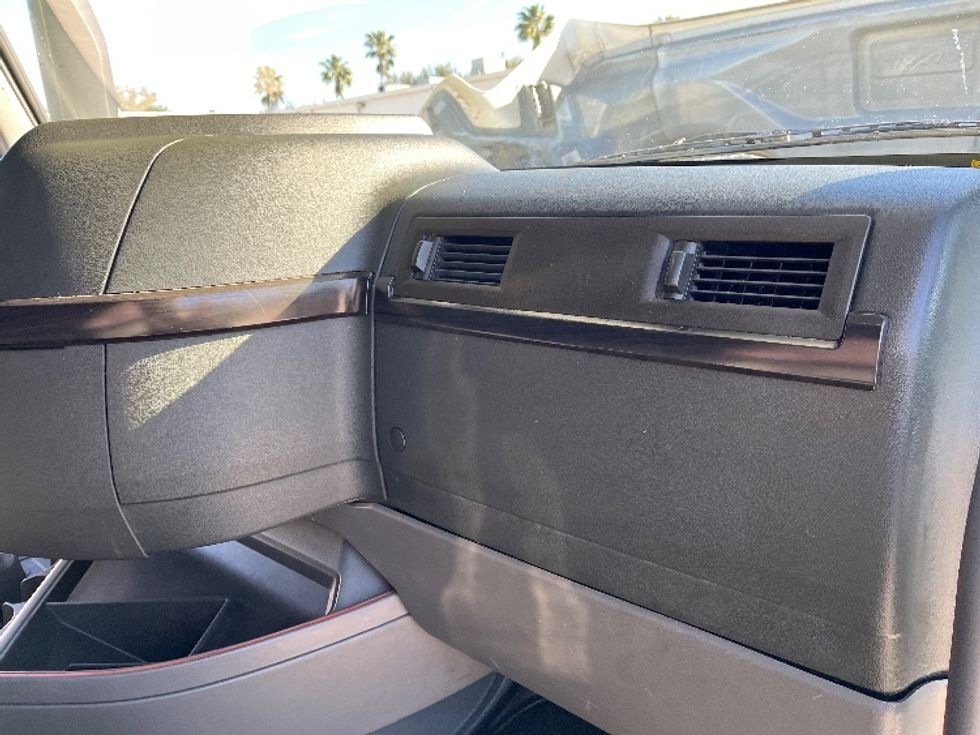 Sleeper Tractor-Heavy Duty Tractors-Volvo-2024-VNL64860-Tampa-FL-514,447\n\t\tmiles-$ 89,500 - Image 14