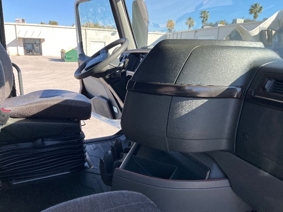 Sleeper Tractor-Heavy Duty Tractors-Volvo-2024-VNL64860-Tampa-FL-514,447\n\t\tmiles-$ 89,500 - Image 15