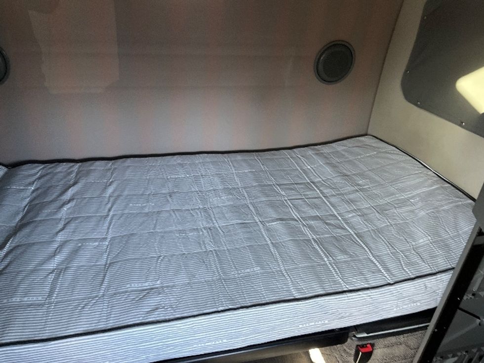 Sleeper Tractor-Heavy Duty Tractors-Volvo-2024-VNL64860-Tampa-FL-514,447\n\t\tmiles-$ 89,500 - Image 16