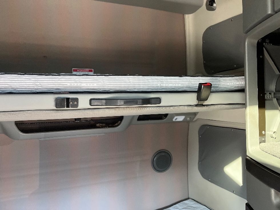 Sleeper Tractor-Heavy Duty Tractors-Volvo-2024-VNL64860-Tampa-FL-514,447\n\t\tmiles-$ 89,500 - Image 17