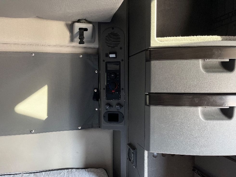 Sleeper Tractor-Heavy Duty Tractors-Volvo-2024-VNL64860-Tampa-FL-514,447\n\t\tmiles-$ 89,500 - Image 18