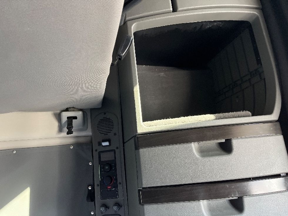 Sleeper Tractor-Heavy Duty Tractors-Volvo-2024-VNL64860-Tampa-FL-514,447\n\t\tmiles-$ 89,500 - Image 19