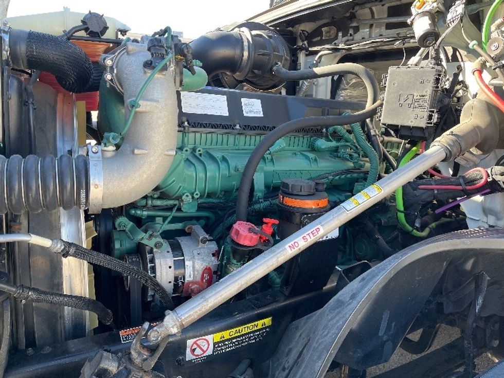 Sleeper Tractor-Heavy Duty Tractors-Volvo-2024-VNL64860-Tampa-FL-514,447\n\t\tmiles-$ 89,500 - Image 21