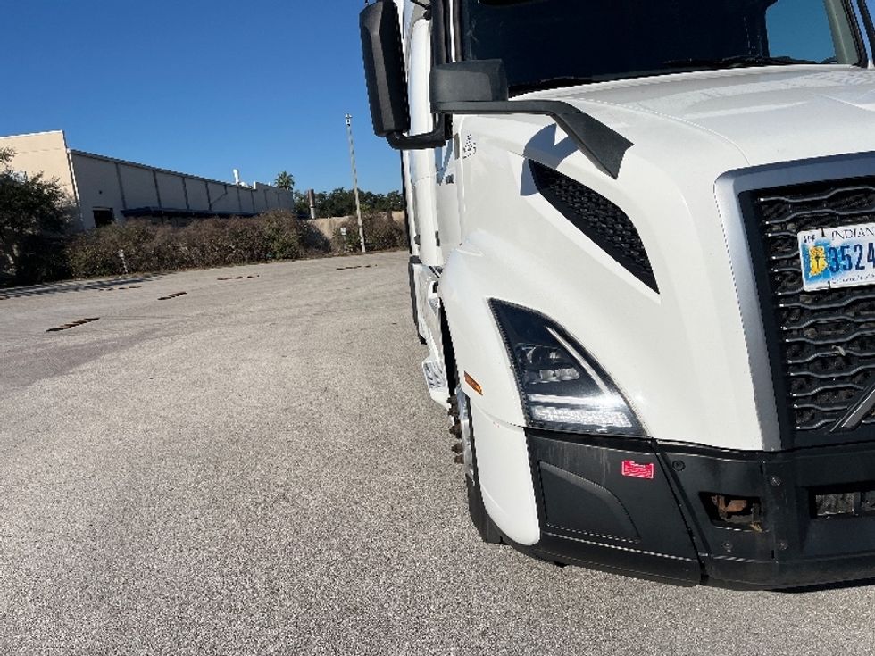 Sleeper Tractor-Heavy Duty Tractors-Volvo-2024-VNL64860-Tampa-FL-514,447\n\t\tmiles-$ 89,500 - Image 23