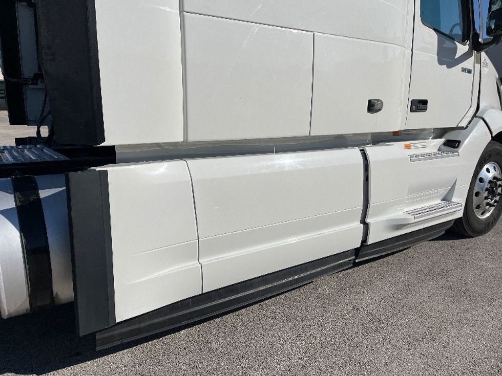 Sleeper Tractor-Heavy Duty Tractors-Volvo-2024-VNL64860-Tampa-FL-514,447\n\t\tmiles-$ 89,500 - Image 24