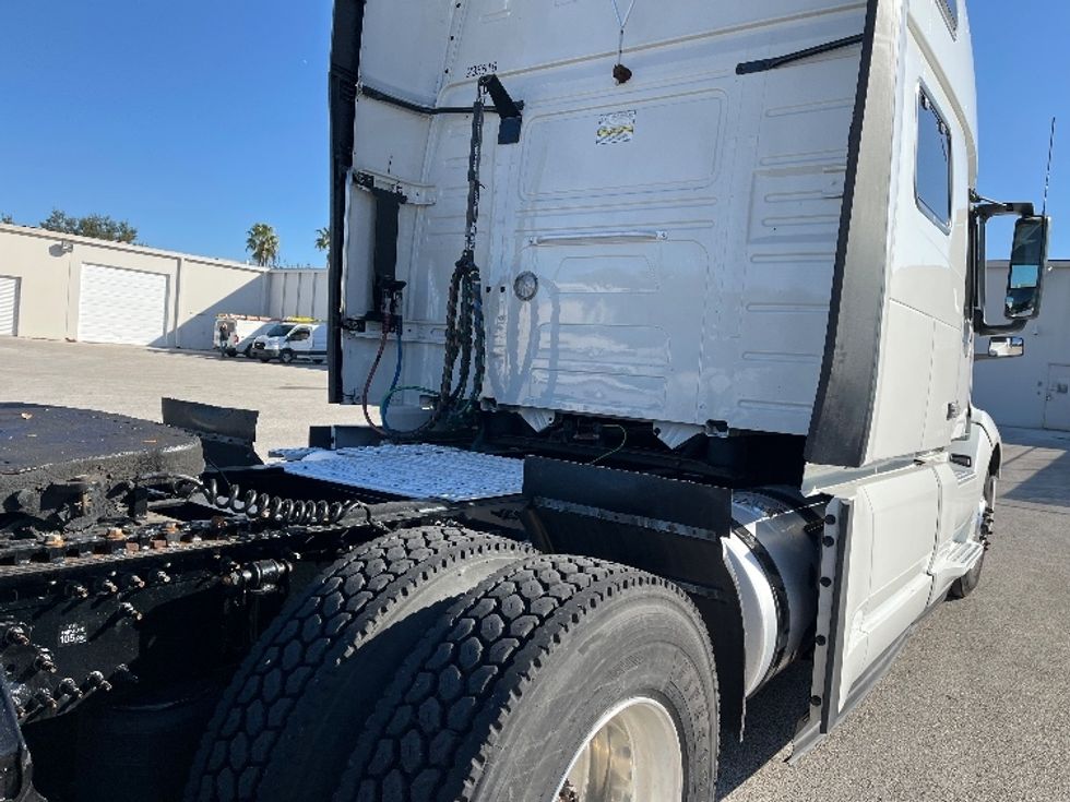Sleeper Tractor-Heavy Duty Tractors-Volvo-2024-VNL64860-Tampa-FL-514,447\n\t\tmiles-$ 89,500 - Image 25