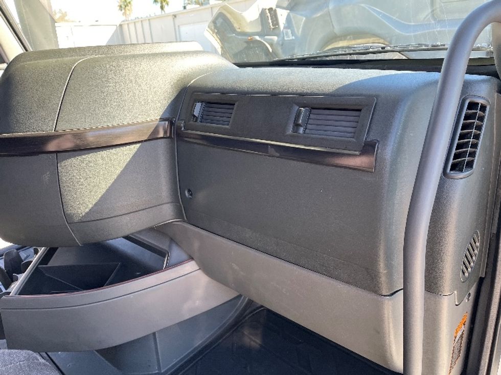 Sleeper Tractor-Heavy Duty Tractors-Volvo-2024-VNL64860-Tampa-FL-528,122\n\t\tmiles-$ 88,250 - Image 14