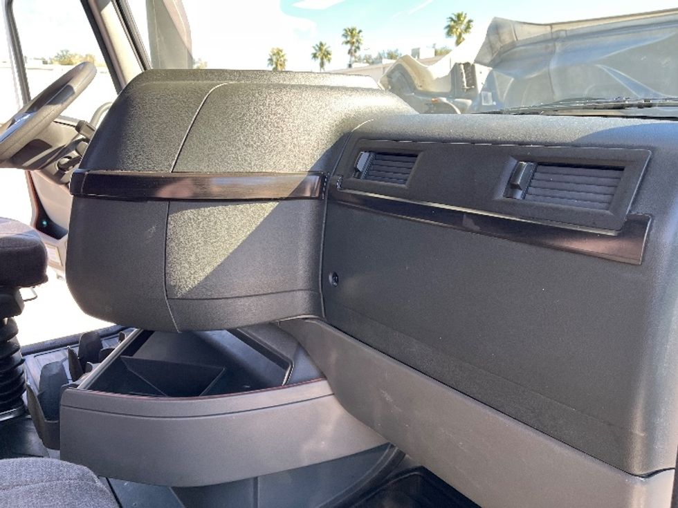 Sleeper Tractor-Heavy Duty Tractors-Volvo-2024-VNL64860-Tampa-FL-528,122\n\t\tmiles-$ 88,250 - Image 15