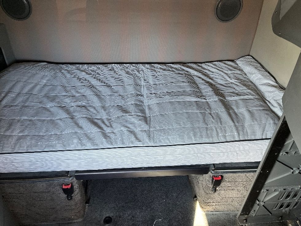 Sleeper Tractor-Heavy Duty Tractors-Volvo-2024-VNL64860-Tampa-FL-528,122\n\t\tmiles-$ 88,250 - Image 16