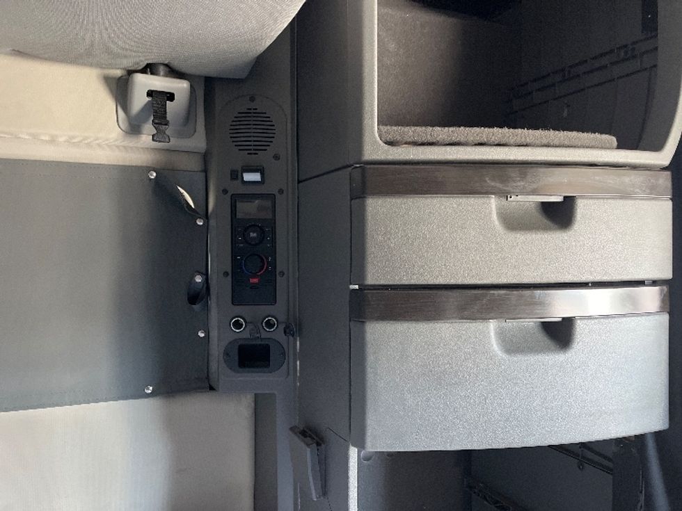 Sleeper Tractor-Heavy Duty Tractors-Volvo-2024-VNL64860-Tampa-FL-528,122\n\t\tmiles-$ 88,250 - Image 18