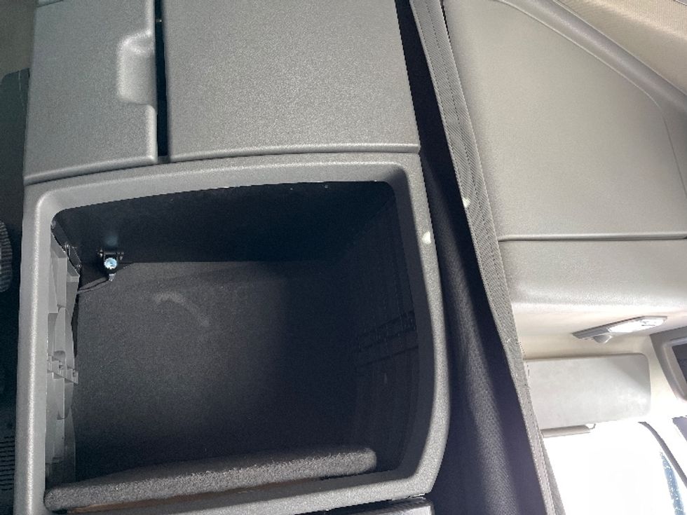 Sleeper Tractor-Heavy Duty Tractors-Volvo-2024-VNL64860-Tampa-FL-528,122\n\t\tmiles-$ 88,250 - Image 19