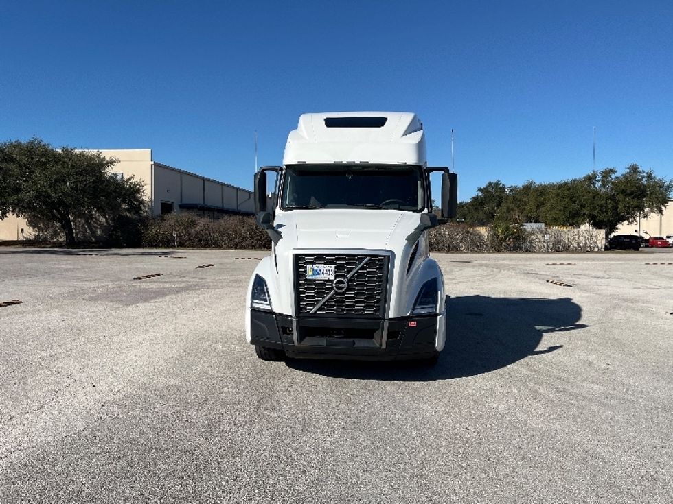 Sleeper Tractor-Heavy Duty Tractors-Volvo-2024-VNL64860-Tampa-FL-528,122\n\t\tmiles-$ 88,250 - Image 2
