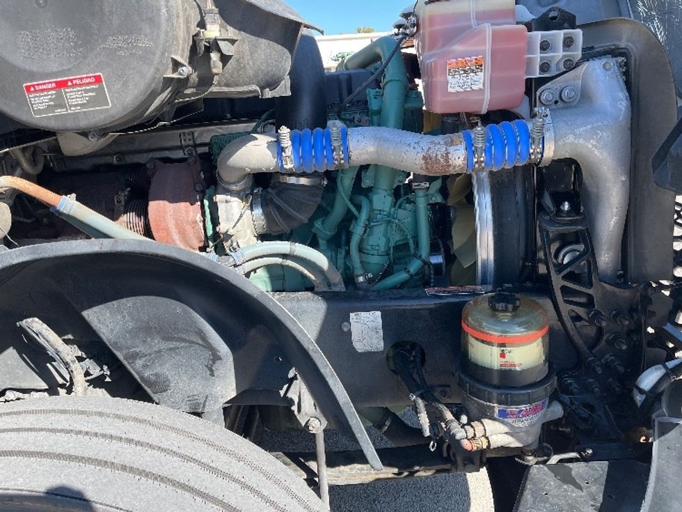 Sleeper Tractor-Heavy Duty Tractors-Volvo-2024-VNL64860-Tampa-FL-528,122\n\t\tmiles-$ 88,250 - Image 20