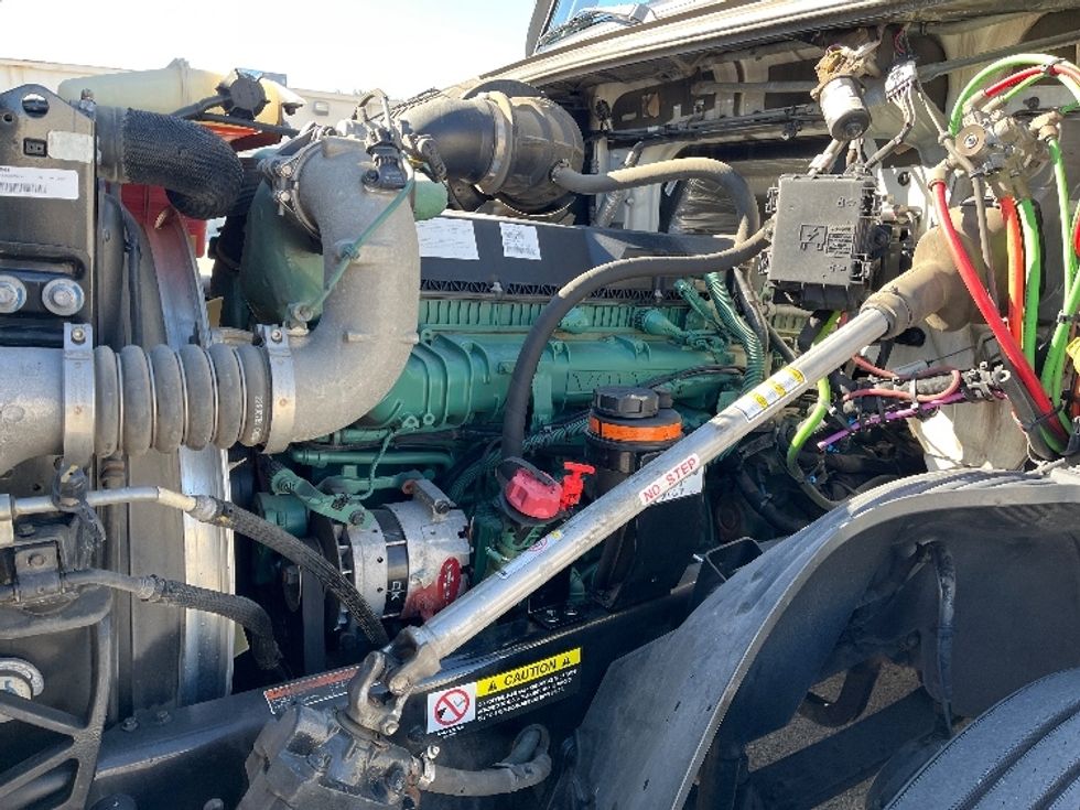 Sleeper Tractor-Heavy Duty Tractors-Volvo-2024-VNL64860-Tampa-FL-528,122\n\t\tmiles-$ 88,250 - Image 21