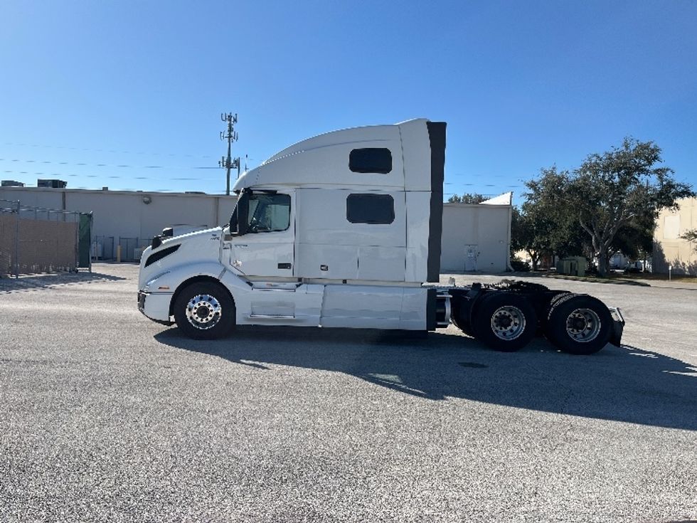 Sleeper Tractor-Heavy Duty Tractors-Volvo-2024-VNL64860-Tampa-FL-528,122\n\t\tmiles-$ 88,250 - Image 4