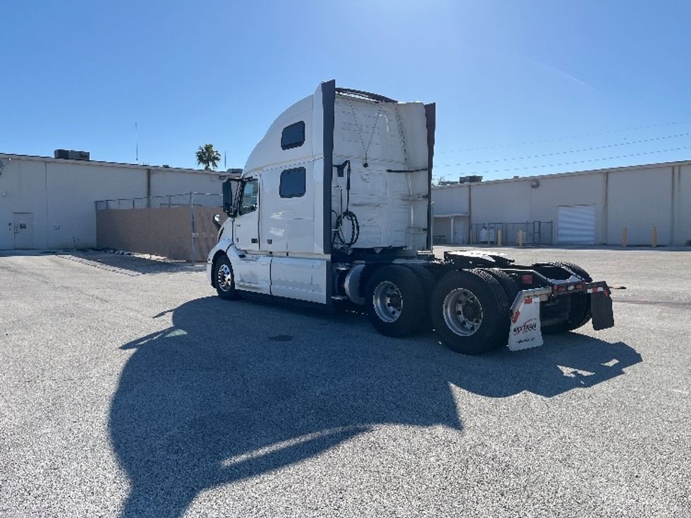 Sleeper Tractor-Heavy Duty Tractors-Volvo-2024-VNL64860-Tampa-FL-528,122\n\t\tmiles-$ 88,250 - Image 5