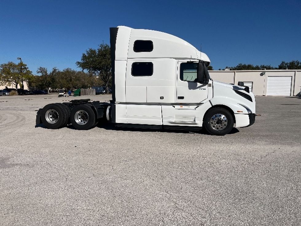 Sleeper Tractor-Heavy Duty Tractors-Volvo-2024-VNL64860-Tampa-FL-528,122\n\t\tmiles-$ 88,250 - Image 8