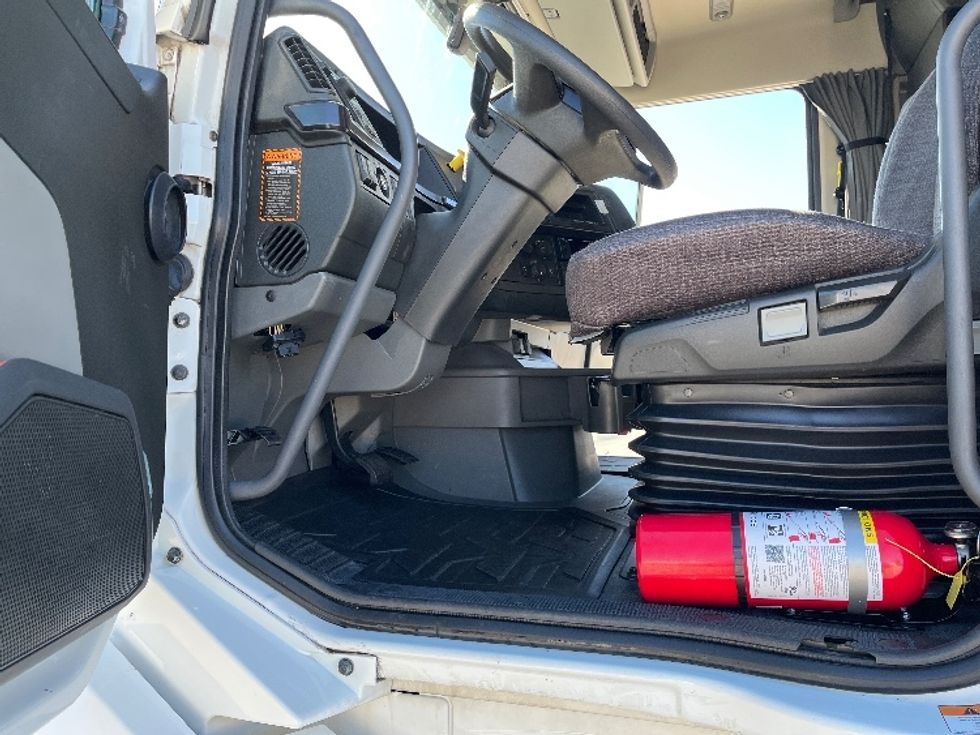 Sleeper Tractor-Heavy Duty Tractors-Volvo-2024-VNL64860-Tampa-FL-528,122\n\t\tmiles-$ 88,250 - Image 9