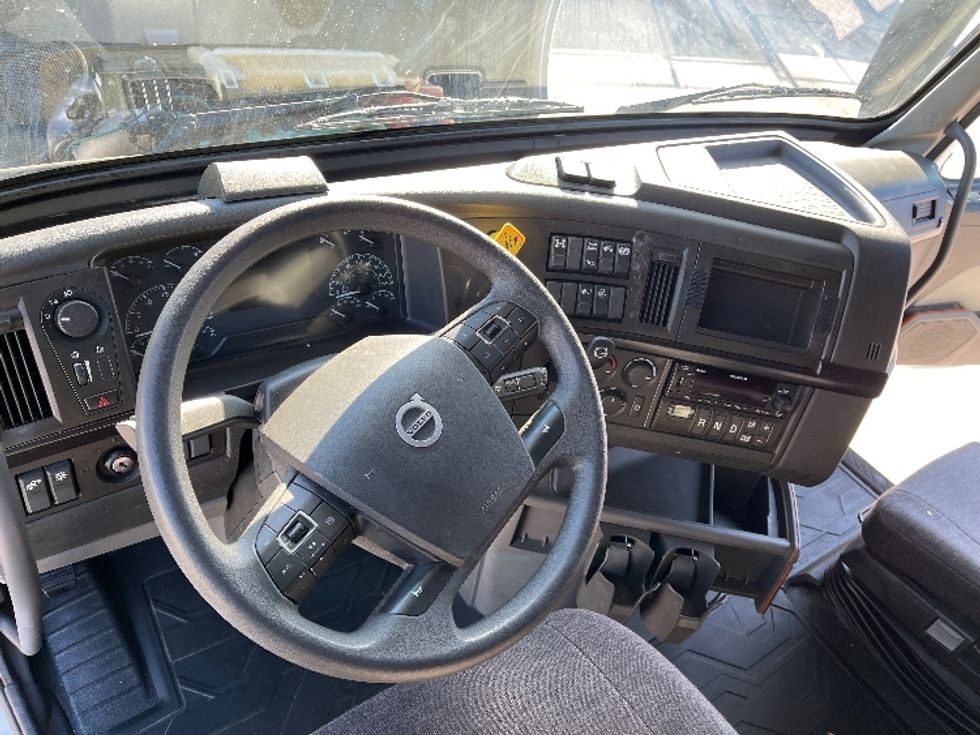 Sleeper Tractor-Heavy Duty Tractors-Volvo-2024-VNL64860-Tampa-FL-531,995\n\t\tmiles-$ 87,750 - Image 11