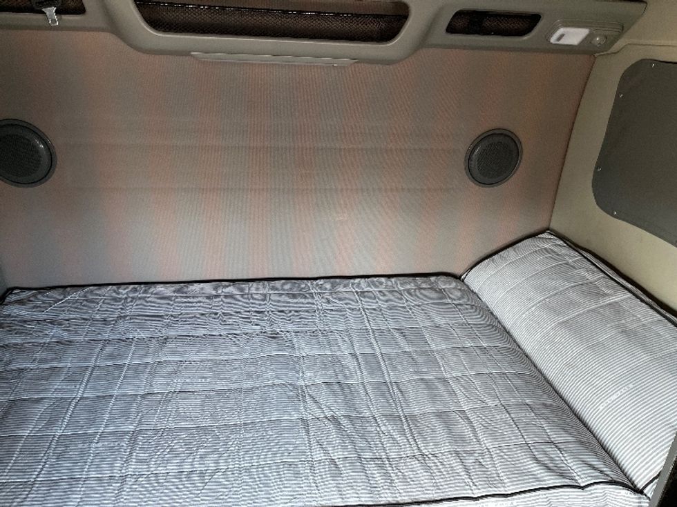 Sleeper Tractor-Heavy Duty Tractors-Volvo-2024-VNL64860-Tampa-FL-531,995\n\t\tmiles-$ 87,750 - Image 16