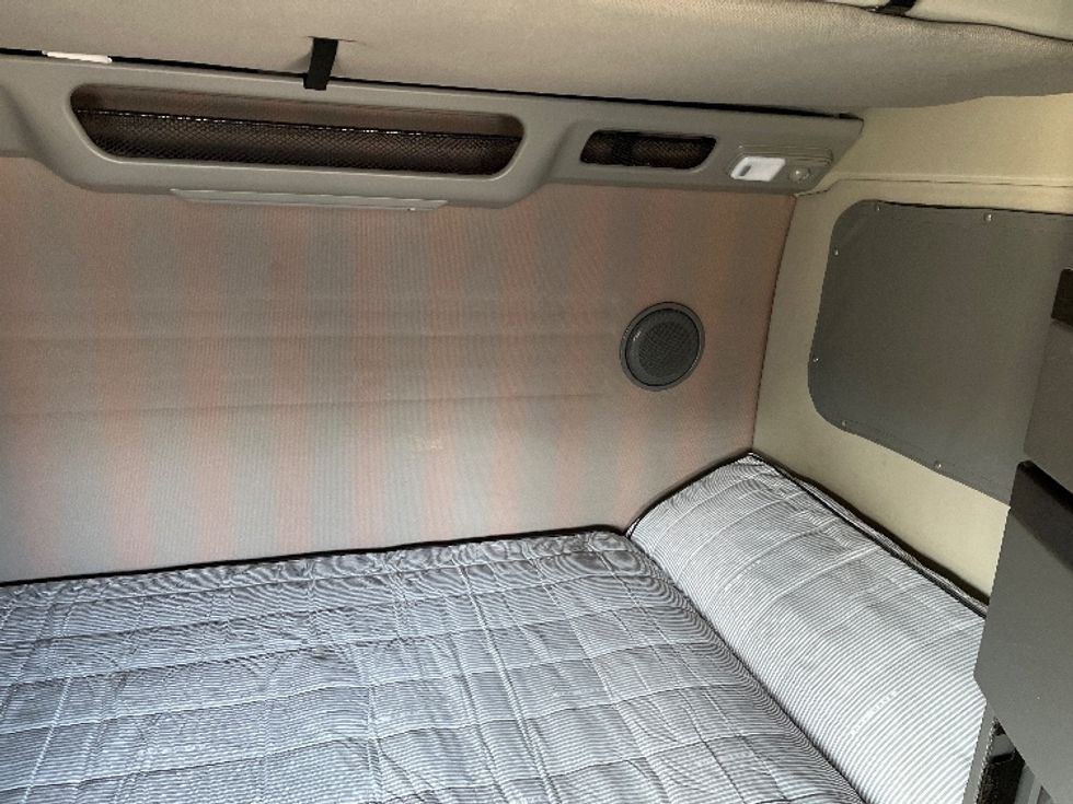 Sleeper Tractor-Heavy Duty Tractors-Volvo-2024-VNL64860-Tampa-FL-531,995\n\t\tmiles-$ 87,750 - Image 17