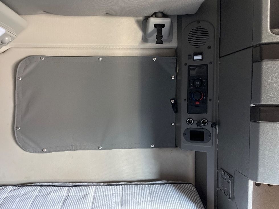 Sleeper Tractor-Heavy Duty Tractors-Volvo-2024-VNL64860-Tampa-FL-531,995\n\t\tmiles-$ 87,750 - Image 18