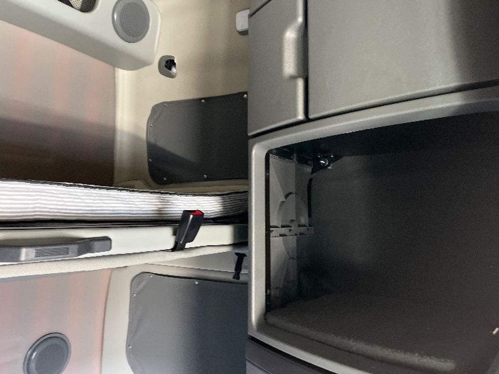 Sleeper Tractor-Heavy Duty Tractors-Volvo-2024-VNL64860-Tampa-FL-531,995\n\t\tmiles-$ 87,750 - Image 19