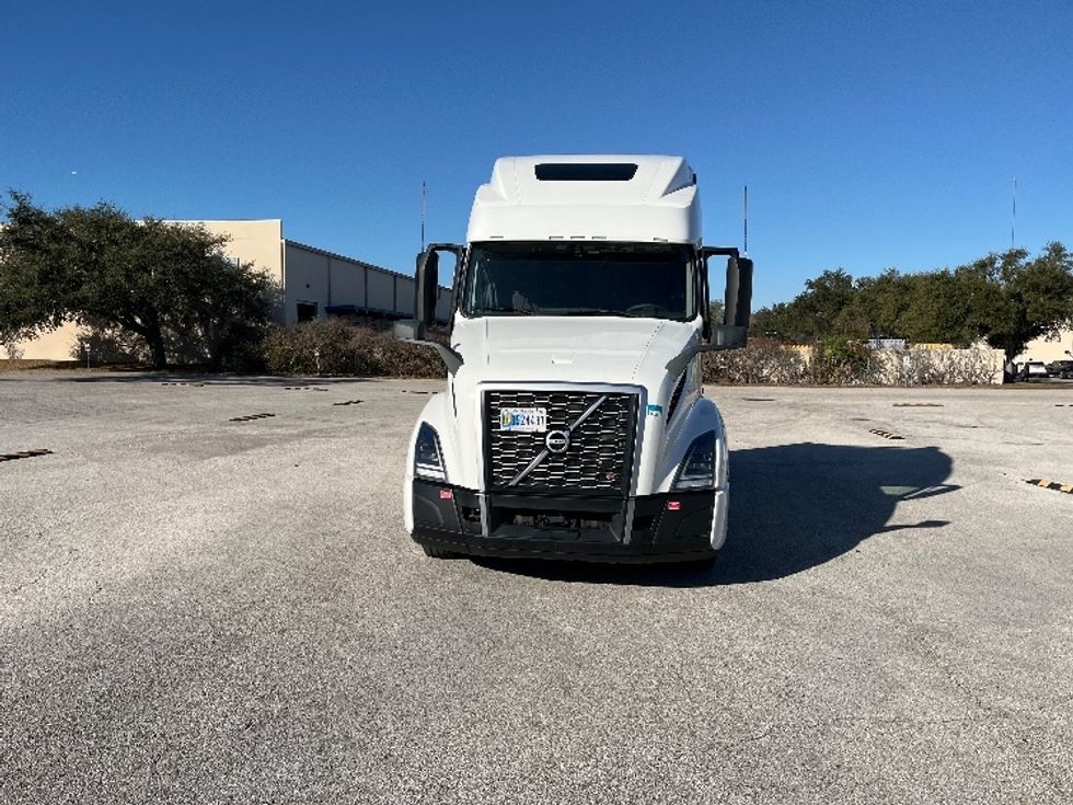 Sleeper Tractor-Heavy Duty Tractors-Volvo-2024-VNL64860-Tampa-FL-531,995\n\t\tmiles-$ 87,750 - Image 2