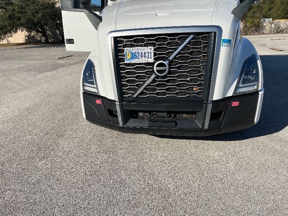 Sleeper Tractor-Heavy Duty Tractors-Volvo-2024-VNL64860-Tampa-FL-531,995\n\t\tmiles-$ 87,750 - Image 23
