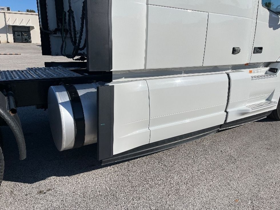 Sleeper Tractor-Heavy Duty Tractors-Volvo-2024-VNL64860-Tampa-FL-531,995\n\t\tmiles-$ 87,750 - Image 25