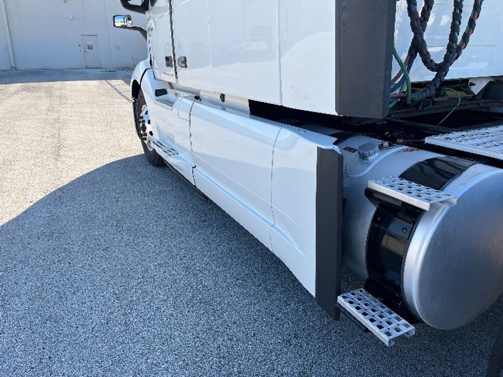 Sleeper Tractor-Heavy Duty Tractors-Volvo-2024-VNL64860-Tampa-FL-531,995\n\t\tmiles-$ 87,750 - Image 28