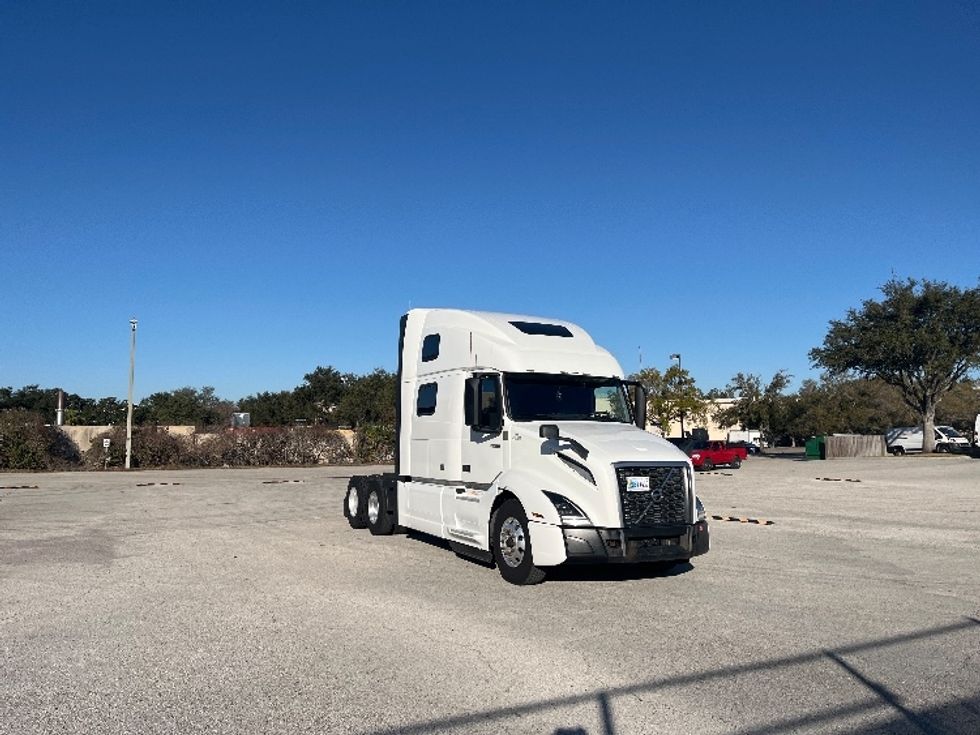 Sleeper Tractor-Heavy Duty Tractors-Volvo-2024-VNL64860-Tampa-FL-534,620\n\t\tmiles-$ 87,500 - Image 1