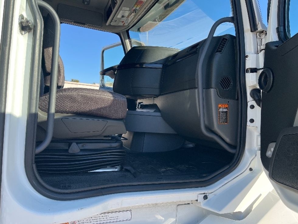 Sleeper Tractor-Heavy Duty Tractors-Volvo-2024-VNL64860-Tampa-FL-534,620\n\t\tmiles-$ 87,500 - Image 13