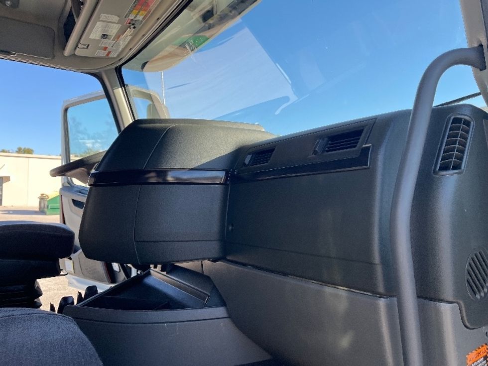 Sleeper Tractor-Heavy Duty Tractors-Volvo-2024-VNL64860-Tampa-FL-534,620\n\t\tmiles-$ 87,500 - Image 14